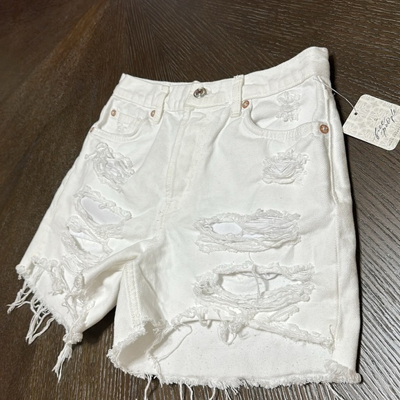 Free People We The Free Optic White Distressed 4” Shorts,‎ Women’s Size 24 - Picture 10 of 14